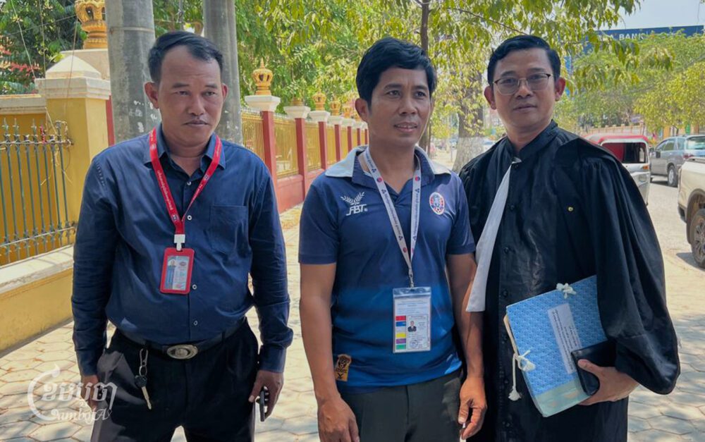 លោក សែម បូរ៉ា អគ្គនាយកទូរទស្សន៍អនឡាញTNM(ឈរកណ្ដាល) សហការីរបស់លោក និងលោក អ៊ុន ចាន់ថុល មេធាវីការពារក្តី ផ្តល់ព័ត៌មានដល់អ្នកកាសែតក្រោយពីចេញពីបន្ទប់ជំនុំជម្រះក្តី នៅថ្ងៃទី២៥ ខែមេសា ឆ្នាំ២០២៤។ (ខេមបូចា/ មាស ភារុណ)