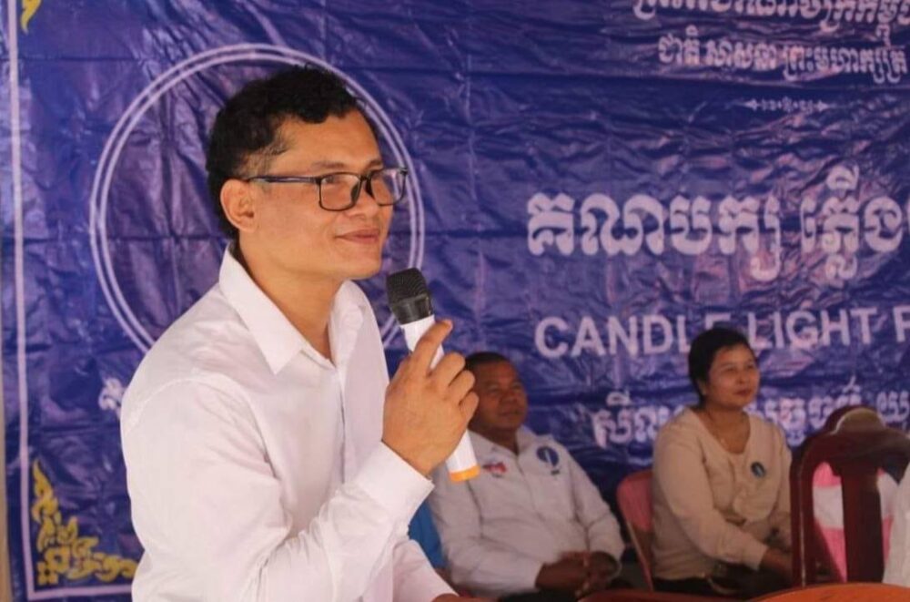 លោក ភូ សុវណ្ណថា សំណេះសំណាលជាមួយសមាជិកគណបក្សនៅខេត្តបាត់ដំបង ថ្ងៃទី២៧ ខែសីហា ឆ្នាំ២០២៣។ (រូបភាពពីហ្វេសប៊ុកគណបក្សភ្លើងទៀនខេត្តបាត់ដំបង)