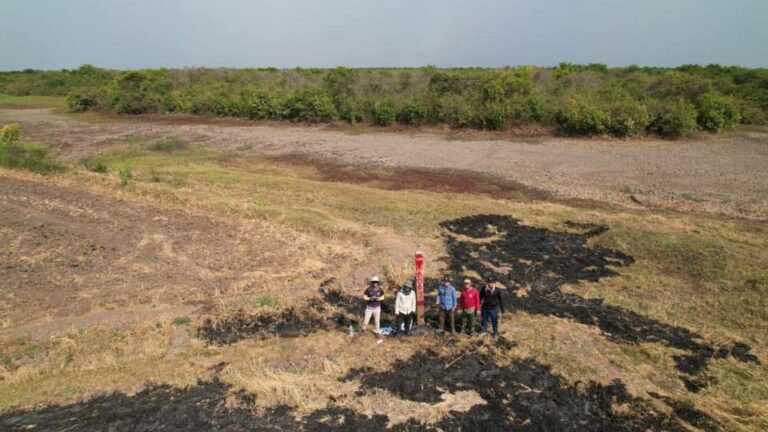 ក្រុមការងារបច្ចេកទេស អាជ្ញាធរទន្លេសាប ចុះផ្ទៀងផ្ទាត់និយាមកា កំណត់ដែនព្រៃលិចទឹកតំបន់៣ ស្ថិតក្នុងភូមិសាស្រ្តខេត្តបន្ទាយមានជ័យ និងខេត្តសៀមរាប នៅដើមខែឧសភានេះ។ (រូបថត៖ អាជ្ញាធរទន្លេសាប)