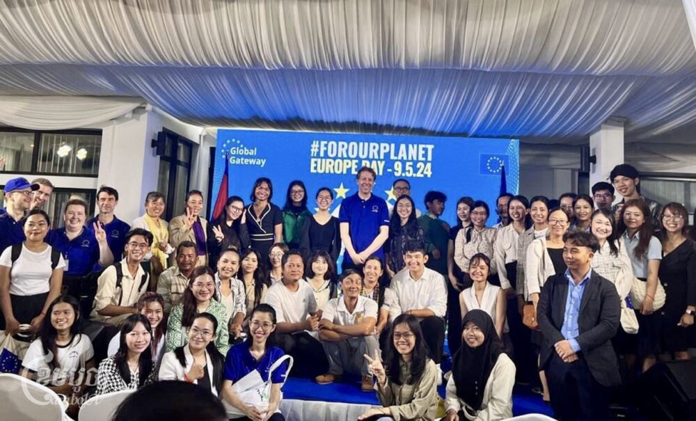 លោក ឌី្រសម៉ាន់ អ៊ីហ្គោរ៍ (Igor Driesmans) ឯកអគ្គរដ្ឋទូតសហភាពអឺរ៉ុបប្រចាំប្រទេសកម្ពុជា និងអ្នកចូលរួមបានថតរូបជុំគ្នាក្នុងទិវាអឺរ៉ុប(Europe Day) កាលពីថ្ងៃទី៩ ខែឧសភា ឆ្នាំ២០២។ (ខេមបូចា/ ពក ពន្លឺ)