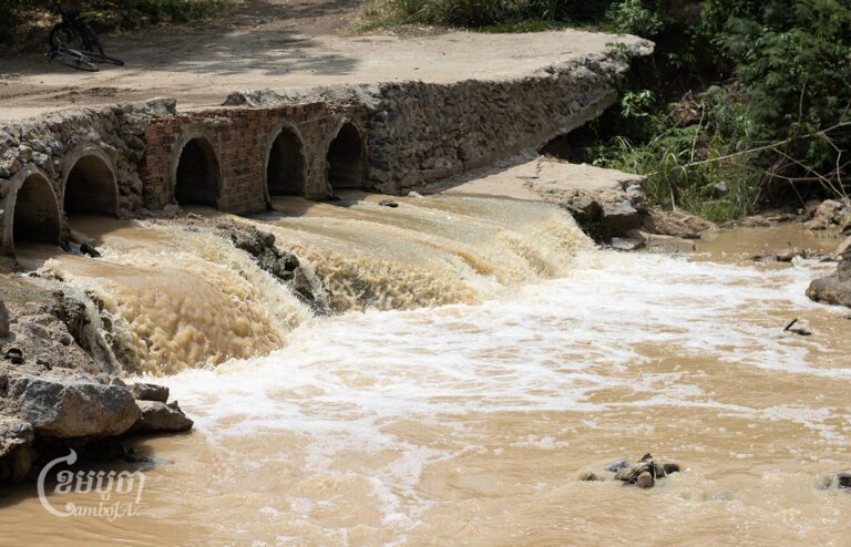 ប្រឡាយអូរត្រែង រងការបំពុលទឹកដោយសាររោងចក្រកែច្នៃស្វាយបញ្ចេញទឹកកខ្វក់ចូល ដែលបានធ្វើឲ្យត្រីជាច្រើនងាប់កាលពីដើមខែឧសភា។ រូបភាពថតកាលពីថ្ងៃទី១០ ខែឧសភា ឆ្នាំ២០២៤។ (ខេមបូចា/ ហ៊ែល កំសាន)