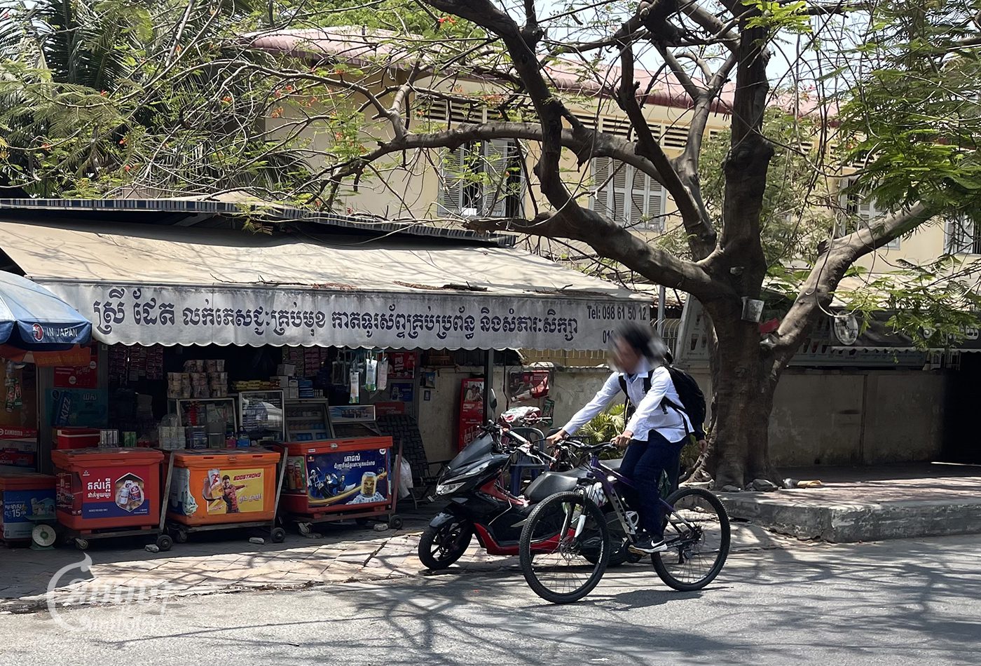 ក្មេងសិស្សសាលាម្នាក់ ជិះកង់សាលារៀនមួយត្រឡប់ទៅផ្ទះវិញ បន្ទាប់ពីសម្រាកថ្ងៃត្រង់ ក្នុងរាជធានីភ្នំពេញ នៅថ្ងៃទី៣ ខែឧសភា ឆ្នាំ២០២៤។ (ខេមបូចា/ ព្រីង សំរាំង)