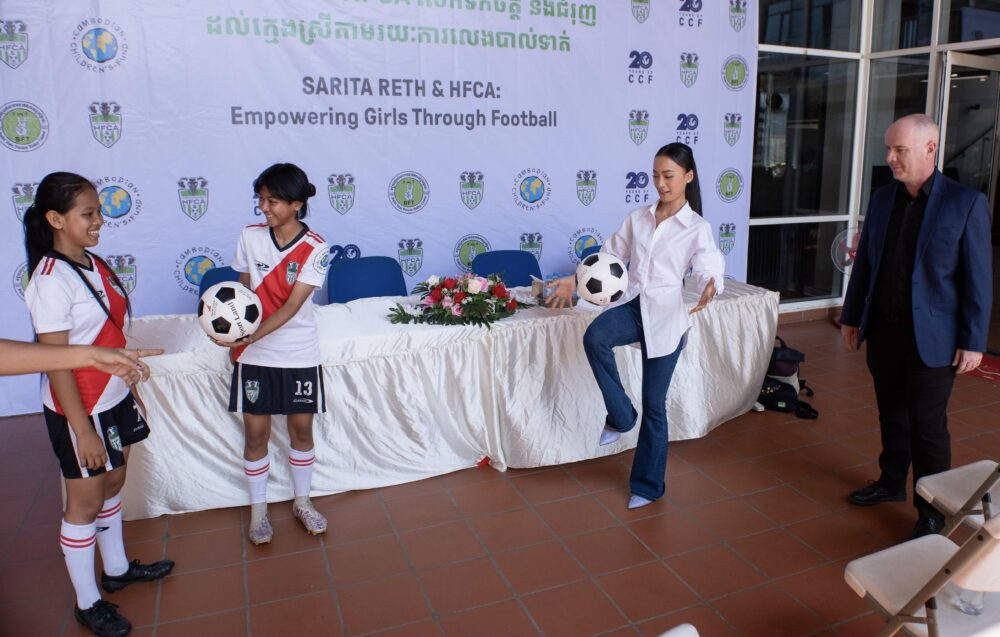 កញ្ញា រ៉េត សារីតា បានបង្ហាញពីបច្ចេកទេសត្រែះបាល់ នៅចំពោះមុខលោក Paraic Grogan ក្នុងអំឡុងពេលសន្និសីទកាសែត នៅសាលារៀនរបស់អង្គការ CCF កាលពីថ្ងៃទី៣០ ខែមេសា ឆ្នាំ២០២៤។ (រូបថត៖ HFCA)