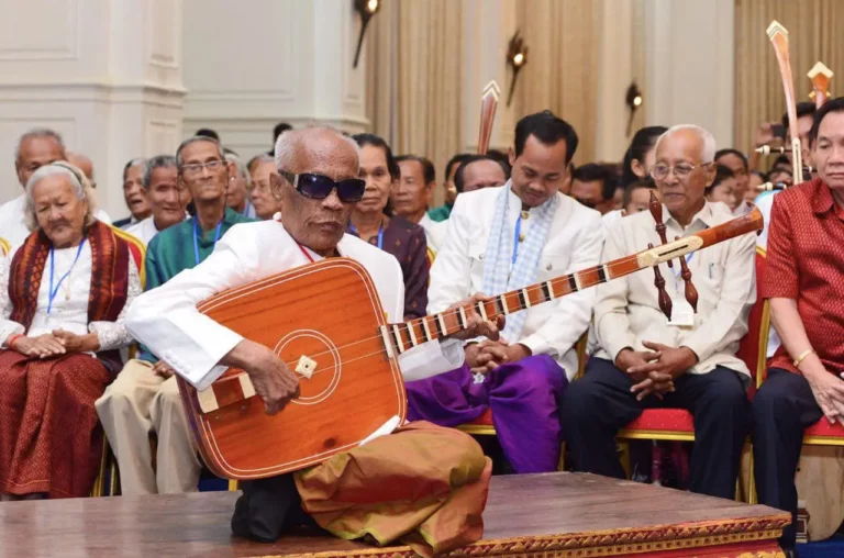 ព្រឹទ្ធាចារ្យកោសល្យវោហារ គង់ ណៃលេងចាប៉ីដងវែងក្នុងកម្មវិធីមួយនៅភ្នំពេញ ក្នុងខែកុម្ភៈ ឆ្នាំ២០២២។ (រូបភាព៖ ហ្វេសប៊ុក លោក គង់ ណៃ)