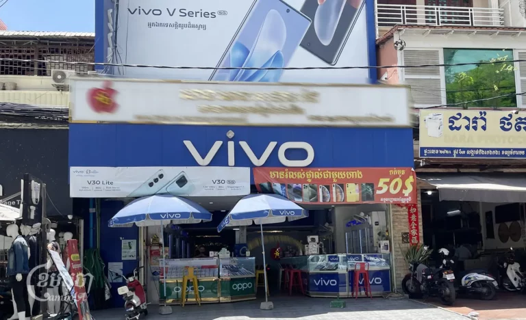 ហាងលក់ទូរសព្ទដៃមួយកន្លែងនៅភ្នំពេញ រូបថតនៅថ្ងៃទី៣ ខែមិថុនា ឆ្នាំ២០២៤។ (ខេមបូចា/ ព្រីង សំរាំង)