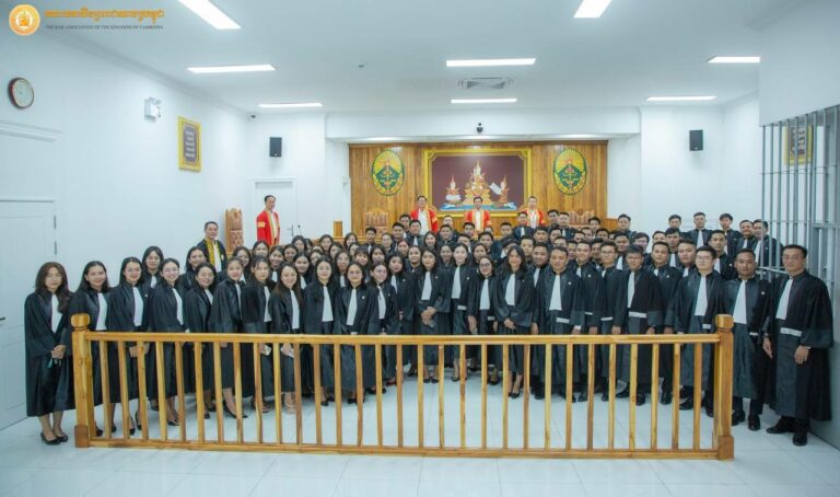 សិស្សមេធាវីចូលស្បថធ្វើសច្ចាប្រណិធាននៅចំពោះមុខសាលាឧទ្ធរណ៍ កាលពីថ្ងៃទី១១ ខែមេសា ឆ្នាំ២០២៤។ (រូបភាព៖ គណៈមេធាវី)