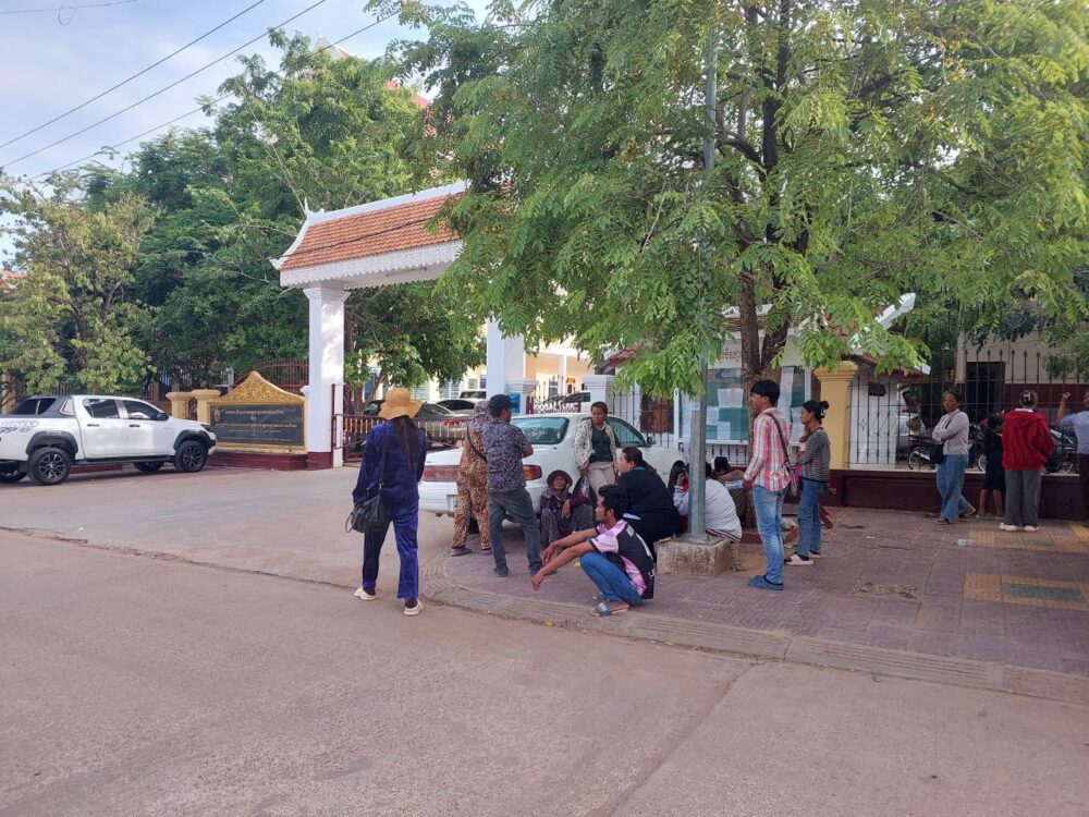 ក្រុមគ្រួសារ និងពលរដ្ឋជាង១០នាក់កំពុងរង់ចាំនៅមុខសាលាដំបូងខេត្ដបន្ទាយមានជ័យក្រោយពីស្ដ្រី៣នាក់ត្រូវបានស្នងការខេត្ដបញ្ជូនមកតុលាការនារសៀលថ្ងៃទី១១ ខែមិថុនា ឆ្នាំ២០២៤។ (រូបភាព៖ អង្គការ លីកាដូ)