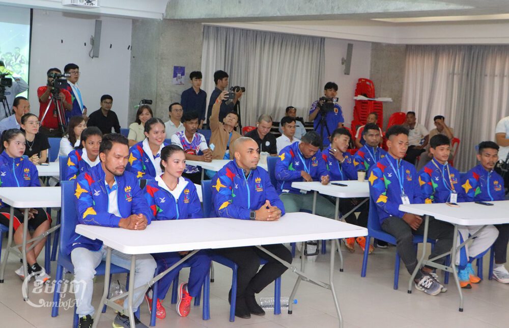 ក្រុមកីឡាករកីឡាការិនីMMAកម្ពុជា ដែលត្រូវចូលរួមការប្រកួតកីឡាយុទ្ធគុនចម្រុះជើងឯកអាស៊ី ឆ្នាំ២០២៤ នៅខែកក្កដាខាងមុខ។ រូបថតនៅថ្ងៃទី១២ ខែមិថុនា ឆ្នាំ២០២៤។ (ខេមបូចា/ ស៊ា បញ្ញា)