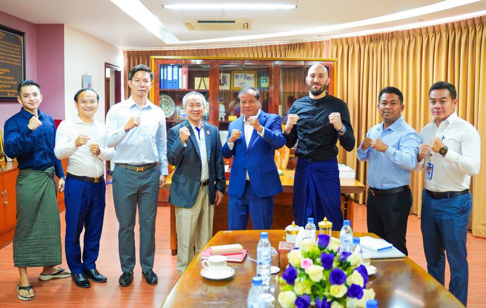 កីឡាករ Dave Leduc និងប្រធានសហព័ន្ធកីឡាប្រដាល់គុនខ្មែរ លោក ខូវ ឆាយ បានចូលប្រជុំសម្របសម្រួលគ្នានៅទីស្នាក់ការគណៈកម្មាធិការជាតិអូឡាំពិកកម្ពុជា កាលពីថ្ងៃទី១១ ខែមិថុនា ឆ្នាំ២០២៤។ (រូបភាព៖ ហ្វេសប៊ុកលោក ខូវ ឆាយ)
