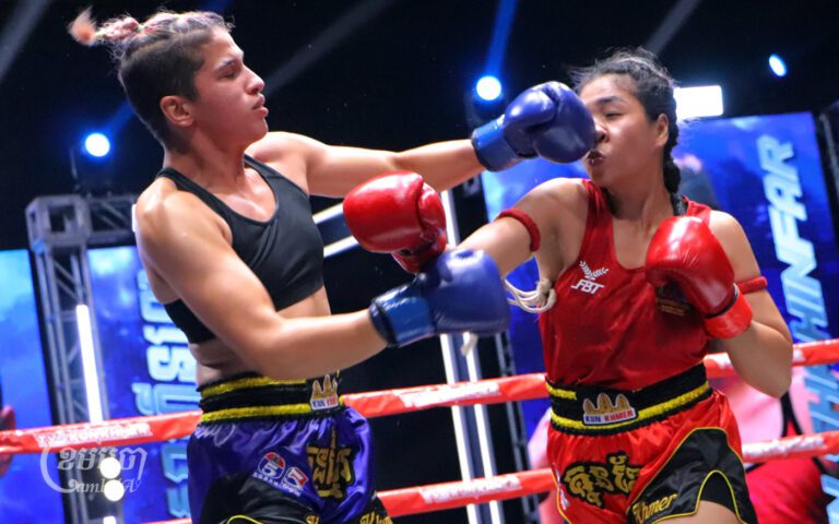 កីឡាការិនី វី ស្រីឆាយ (ក្រហម) បានប្តូរកណ្តាប់ដៃជាមួយអ្នកប្រដាល់របស់អ៊ីរ៉ង់ Negin Shahinfar សម្រាប់ការប្រកួតអន្តរជាតិ នៅលើសង្វៀនប៉ុស្តិ៍លេខ៥ កាលពីថ្ងៃទី២៥ ឧសភ៤ ឆ្នាំ២០២៥។ (ខេមបូចា/ ស៊ា បញ្ញា)