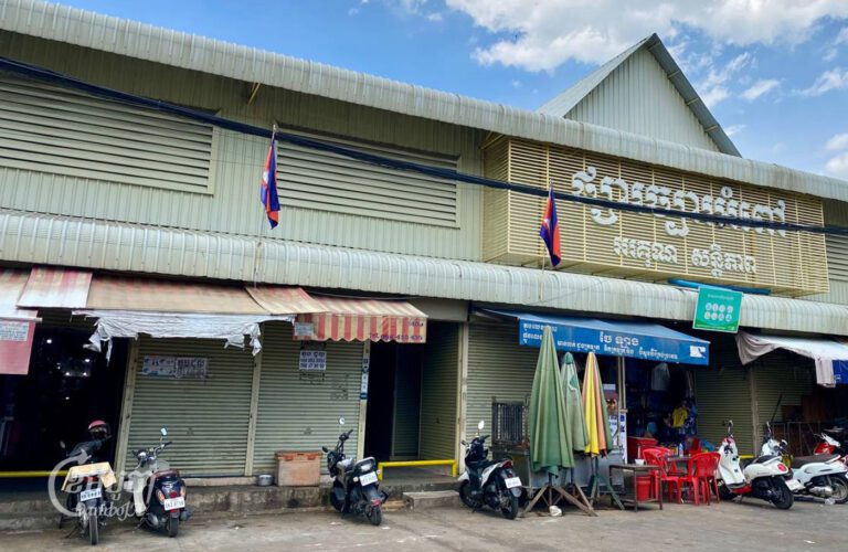 ទិដ្ឋភាពនៅផ្នែកខាងលិចនៃផ្សារច្បារអំពៅ ថតកាលពីម៉ោងប្រមាណ១១ព្រឹកថ្ងៃទី២៣ ខែមិថុនា ឆ្នាំ២០២៤។ (ខេមបូចា/ វិសាល វិស្ណុ)