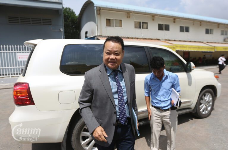 លោក ទាវ វណ្ណុល ប្រធានគណបក្សភ្លើងទៀន មកដល់សាលាដំបូងរាជធានីភ្នំពេញ ដើម្បីចូលរួមសវនាការលើសំណុំរឿងរបស់លោកនៅថ្ងៃទី៨ ខែកក្កដា ឆ្នាំ២០២៤។ (ខេមបូចា/ព្រីង សំរាំង)