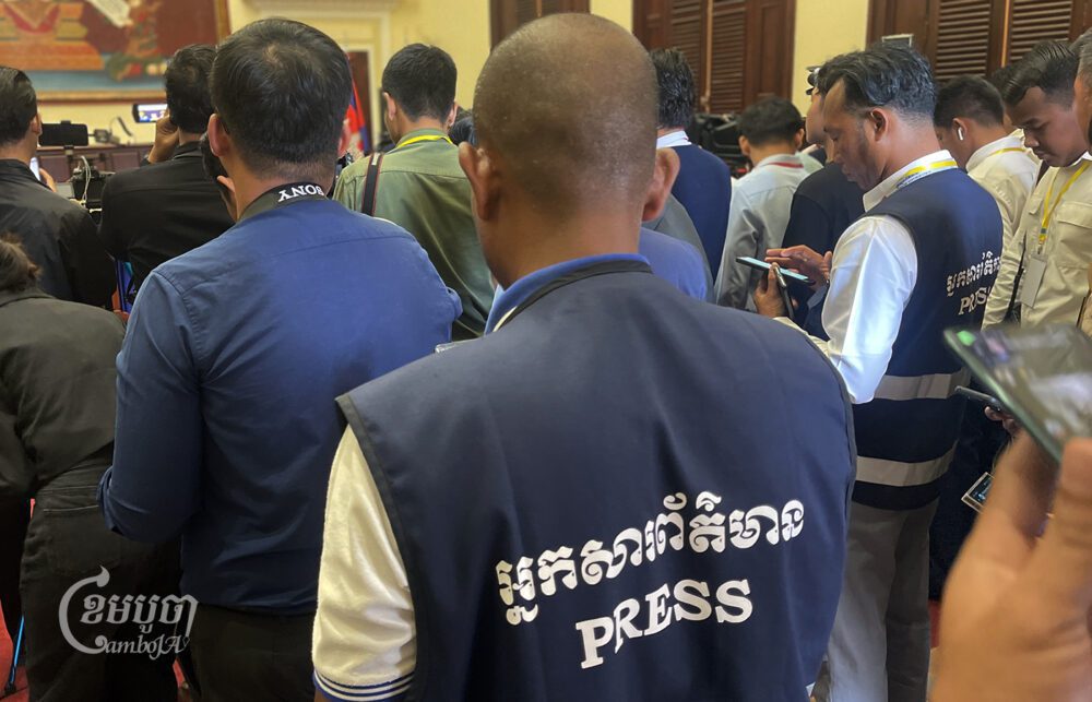អ្នកសារព័ត៌មានចុះយកព័ត៌មាននៅក្នុងកម្មវិធីមួយក្នុងរាជធានីភ្នំពេញ កាលពីថ្ងៃទី២៦ ខែមិថុនា ឆ្នាំ២០២៤។ (ខេមបូចា/ព្រីង សំរាំង)