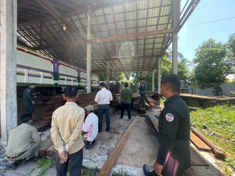សកម្មភាពមន្ត្រីកំពុងពិនិត្យឈើខុសច្បាប់ដែលជាកម្មសិទ្ធិរបស់លោក កោះ សំភី ហៅតាហយ នៅក្នុងខេត្តពោធិ៍សាត់។ (រូបភាពផ្តល់ឱ្យ)