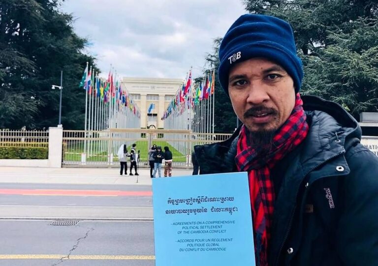 រូបថតលោក ស៊្រុន ស្រ៊ន កំពុងឈរនៅខាងមុខស្នាក់ការកណ្ដាលអង្គការសហប្រជាជាតិក្នុងទីក្រុងហ្សឺណែវ។ (រូបថត៖ ហ្វេសប៊ុកលោក ស្រ៊ុន ស្រ៊ន)