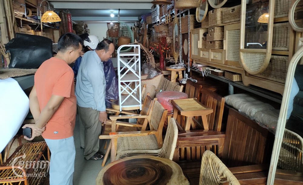 អតិថិជនម្នាក់រកមើលគ្រឿងសង្ហារិមសិប្បនិមិ្មតនៅហាងមួយក្នុងរាជធានីភ្នំពេញ នៅថ្ងៃទី១៨ ខែកក្កដា ឆ្នាំ២០២៤។ (ខេមបូចា/ទេព សួគានី)