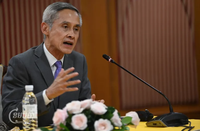 លោក វិទិត ម៉ុនតាបន អ្នករាយការណ៍ពិសេសអង្គការសហប្រជាជាតិ ថ្លែងទៅកាន់អ្នកសារព័ត៌មាន បន្ទាប់ពីប្រមូលព័ត៌មានអំពីស្ថានភាពសិទ្ធិមនុស្សនៅកម្ពុជា ថ្ងៃទី២៦ ខែកក្កដា ឆ្នាំ២០២៤។ (ខេមបូចា)