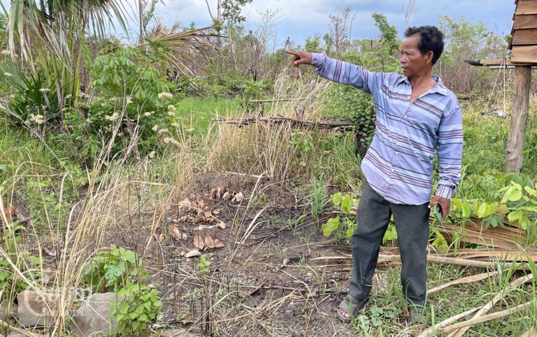 លោក អ៊ុក ម៉ៅ សកម្មជនព្រៃឡង់ចង្អុលកន្លែងដែលប្រធានមន្ទីរបរិស្ថានខេត្តស្ទឹងត្រែង លោក ស្រេង ជាហេង ប្តឹងពីបទកាប់គាស់រុករានដីព្រៃយកមកធ្វើជាកម្មសិទ្ធិ។ រូបភាពថ្ងៃទី ១៩ ខែឧសភា ឆ្នាំ ២០២៤ ។ (ខេមបូចា/ម៉ែន ចន្ធី)