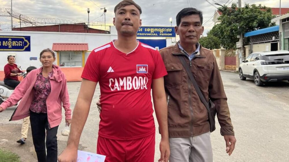 លោក ធែល ធីលែន ចេញពីពន្ធនាគារខេត្ដកណ្ដាល ក្រោយពីគាត់អនុវត្តទោសចប់ក្នុងពន្ធនាគាររយៈពេល១៨ខែរួចរាល់។ កាលពីថ្ងៃទី១៦ ខែកក្កដា ឆ្នាំ២០២៤។ (រូបភាពផ្ដល់ឱ្យ)