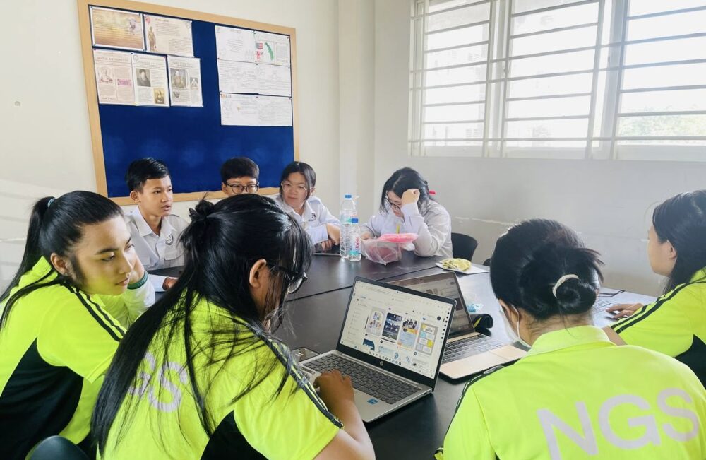 សិស្សានុសិស្សកំពុងរៀននៅក្នុងថ្នាក់រៀននៃសាលារៀនជំនាន់ថ្មី (NGS) កាលពីពេលថ្មីៗនេះ។ (រូបភាព៖ លោក សម្យ កំសាន្ត)