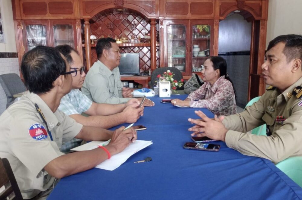 សមត្ថកិច្ចខេត្ដកំពុងជជែកជាមួយលោកស្រី ធីម ណារីន មន្រ្ដីសម្របសម្រួលសមាគមអាដហុកប្រចាំខេត្ដកំពង់ចាម ដោយស្នើឱ្យទម្លាក់បដាទាមទារដោះលែងលោក កើត សារ៉ាយ នៅថ្ងៃទី៨ ខែកក្កដា ឆ្នាំ២០២៤ ស្ថិតនៅសង្កាត់វាលវង់ ក្រុងកំពង់ចាម។ (រូបភាព៖ សមាគមអាដហុក)