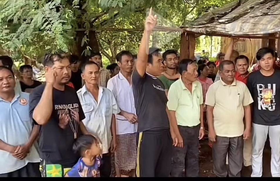 ពលរដ្ឋរស់នៅភូមិខ្ជាយ ឃុំជាំក្រវៀន ស្រុកមេមត់ ខេត្ដត្បូងឃ្មុំ នាំគ្នាតវ៉ាទាមទារឱ្យរក្សាតំណែងមេភូមិ អនុភូមិចាស់ ក្រោយមេឃុំដកតំណែង។ រូបថតនៅថ្ងៃទី១០ ខែកក្កដា ឆ្នាំ២០២៤។ (រូបភាពផ្ដល់ឱ្យ)
