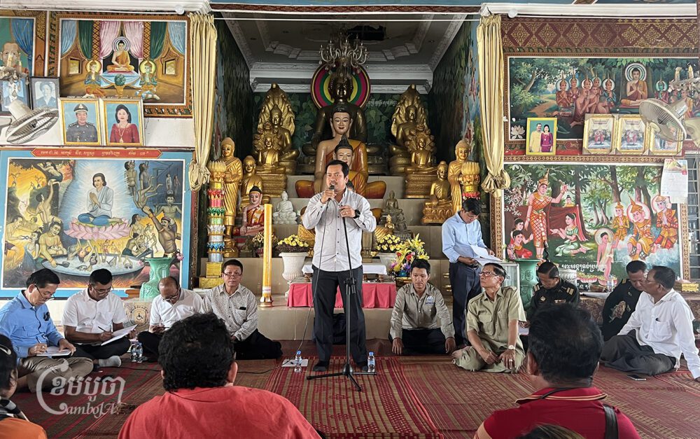 តំណាងក្រុមការងារអន្តរក្រសួង និងអាជ្ញាធរពាក់ព័ន្ធប្រមាណ១០នាក់ បើកវេទិកាសាធារណៈនៅក្នុងវត្តពកអណ្តែត សង្កាត់កំពង់សំណាញ់ ក្រុងតាខ្មៅ ជាមួយពលរដ្ឋរងផលប៉ះពាល់ ក្រោយពួកគាត់ស្នើទៅសាលាខេត្តកណ្តាល ឱ្យរៀបចំវេទិកានេះ។ រូបថតនៅថ្ងៃទី១៥ ខែកក្កដា ឆ្នាំ២០២៤។ (ខេមបូចា/ ប៉ា តុងចិន)