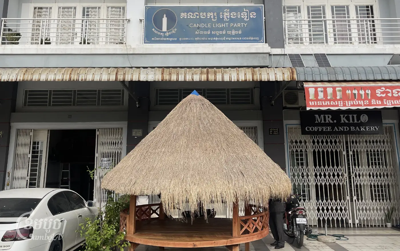 សន្តិសុខម្នាក់ឈរយាមនៅមុខច្រកចូល ខណៈមន្ត្រីបក្សភ្លើងទៀន និងបក្សកម្លាំងជាតិ បានជួបប្រជុំគ្នានៅទីស្នាក់ការរបស់បក្សភ្លើងទៀន នៅព្រឹកថ្ងៃទី៩ ខែកុម្ភៈ ឆ្នាំ២០២៤ រាជធានីភ្នំពេញ ជុំវិញការបែងចែកមណ្ឌលគ្នាកាន់កាប់ក្នុងការបោះឆ្នោតជ្រើសតាំងសមាជិកព្រឹទ្ធសភា។ (ខេមបូចា/ ព្រីង សំរាំង)