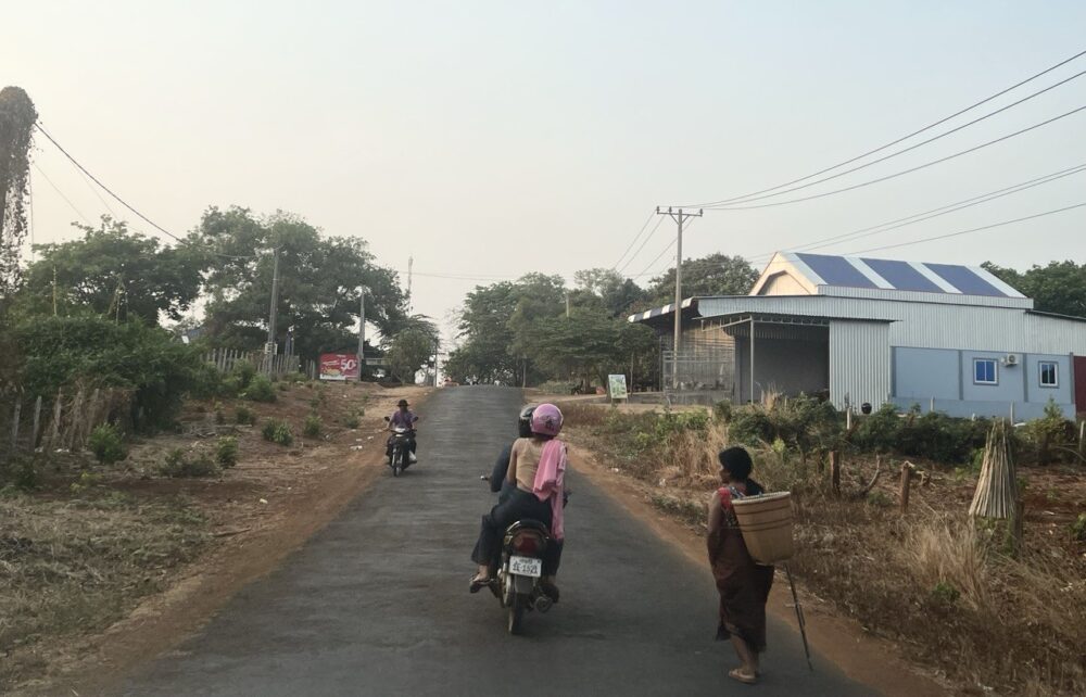 ជនជាតិដើមភាគតិចធ្វើដំណើរតាមដងផ្លូវមួយនាទីក្រុងបានលុង ខេត្តរតនគិរី ជាទីដែលការរំញ័រដីតិចតួចកើតឡើងបន្ទាប់ពីមានរញ្ជួយដីមួយនៅប្រទេសវៀតណាម កាលពីថ្ងៃទី២៨ ខែកក្កដា ឆ្នាំ២០២៤ ។ (ខេមបូចា)