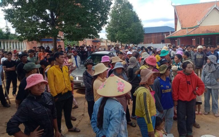 ជនជាតិដើមភាគតិចប្រមាណ ២០០នាក់ តវ៉ានៅក្នុងបរិវេណសាលាស្រុកពេជ្រាដា នៅថ្ងៃទី២ ខែសីហា ឆ្នាំ២០២៤។ (រូបភាព៖ អាដហុក)