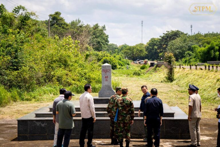 លោកនាយករដ្ឋមន្ត្រី ហ៊ុន ម៉ាណែត ចុះពិនិត្យបង្គោលព្រំដែនកម្ពុជា-វៀតណាម ក្នុងភូមិសាស្ត្រខេត្តក្រចះ និងខេត្តមណ្ឌលគីរី កាលពីថ្ងៃទី៣០ ខែកក្កដា ឆ្នាំ២០២៤។