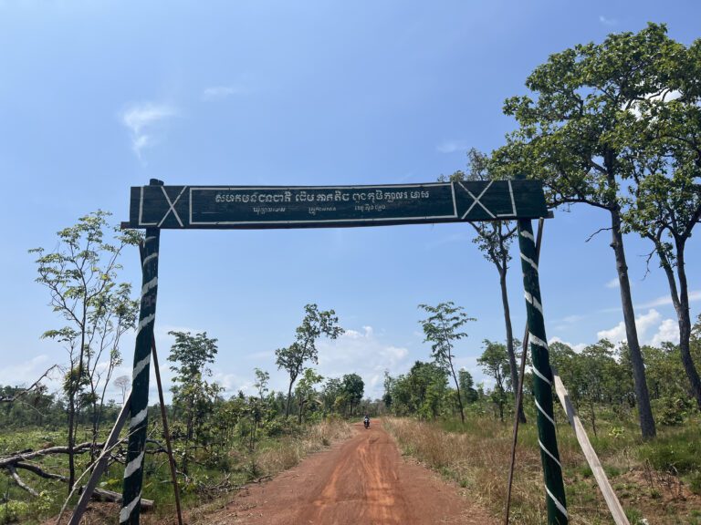 រូបភាពស្លាកសម្គាល់ឈ្មោះភូមិក្បាលរមាសនៅស្រុកសេសាន ដែលថតកាលពីថ្ងៃទី២៥ ខែឧសភា ឆ្នាំ២០២៤ ។ (ទ្រី ថានី)