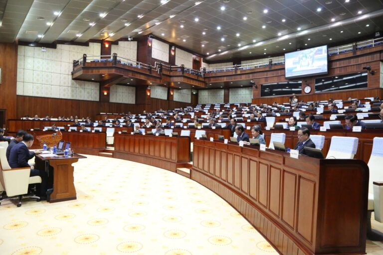 សមាជិកសភាចូលរួមប្រជុំពេញអង្គ ដើម្បីពិភាក្សាលើសេក្តីព្រាងច្បាប់ស្តីពីហិរញ្ញវត្ថុសម្រាប់ការគ្រប់គ្រងឆ្នាំ២០២៤ កាលពីថ្ងៃទី១៦ ខែវិច្ឆិកា ឆ្នាំ២០២៤។ រូបភាព៖ ទំព័រហ្វេសប៊ុករដ្ឋសភា