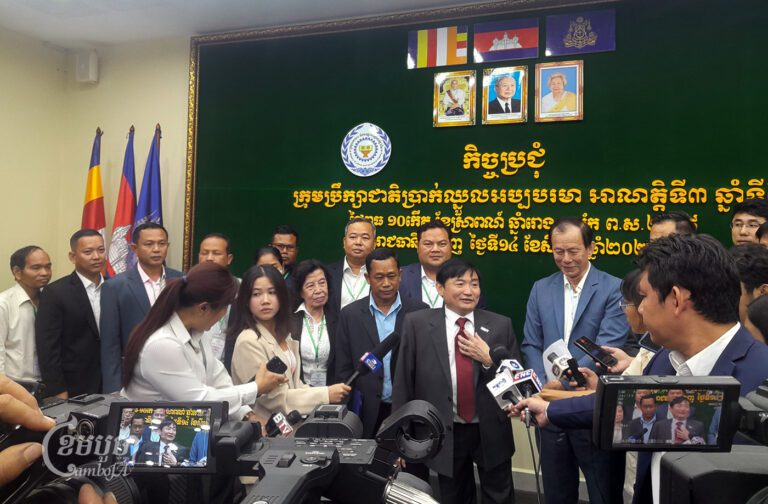 រដ្ឋមន្ត្រីក្រសួងការងារ លោក ហេង សួរ ផ្តល់បទសម្ភាសន៍ជាមួយអ្នកសារព័ត៌មាន បន្ទាប់ពីកិច្ចប្រជុំក្រុមប្រឹក្សាជាតិប្រាក់ឈ្នួលអប្បបរមាលើកទី១ ដើម្បីកំណត់ប្រាក់ឈ្នួលជូនកម្មករសម្រាប់ឆ្នាំ២០២៥ នៅថ្ងៃទី១៤ ខែសីហា ឆ្នាំ២០២៤។ (ខេមបូចា/ វ៉ា សុភានុត)