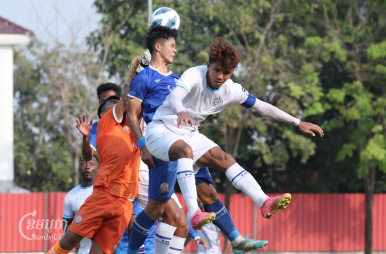 អ្នកចាំទីរបស់ក្រុមក្រសួងមហាផ្ទៃ បានលោតទៅដោលបាល់ចេញ ពីការប្រជែងតែតរបស់ក្រុម Life FC ក្នុងពេលប្រកួតដណ្តើមយកលេខ១ និងលេខ២នៃលីគ២ ឆ្នាំ២០២៣-២០២៤។ (ខេមបូចា/ ស៊ា បញ្ញា)