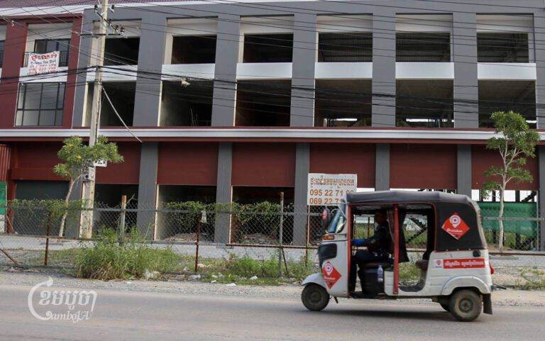 សំណង់អាគារមួយកន្លែងក្នុងរាជធានីភ្នំពេញ ដែលសាងសង់មិនទាន់រួចរាល់ ទុកចោលផ្អាកការសាងសង់។ រូបថតនៅថ្ងៃទី២០ ខែសីហា ឆ្នាំ២០២៤។ (ខេមបូចា/ អាន វិចិត្រ)