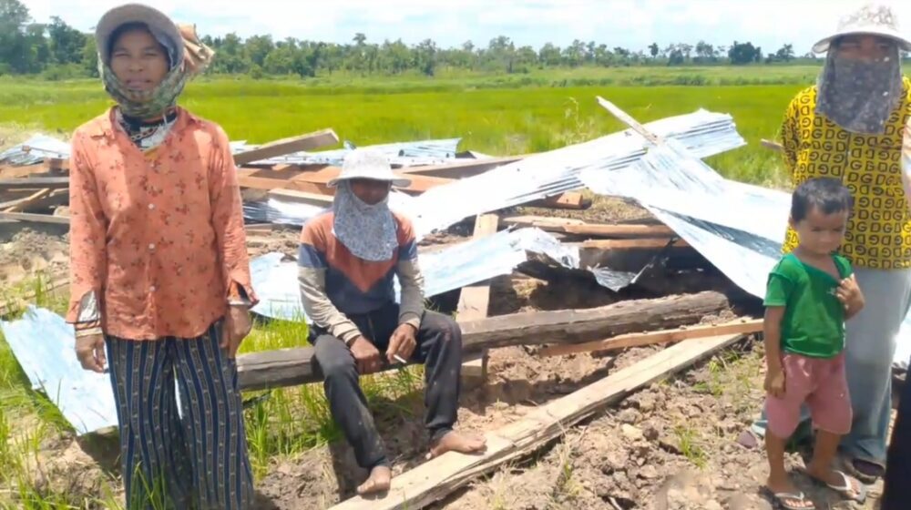 ផ្ទះពលរដ្ឋដែលត្រូវបានគ្រឿងចក្រក្រុមហ៊ុន កសិកម្មយុវជនស្វាយរៀង វាយកម្ទេចកាលពីថ្ងៃទី១០ ខែសីហា ឆ្នាំ២០២៤ នៅភូមិជើងពាត ឃុំកោះខ្ញែរ ស្រុកសំបូរ ខេត្ដក្រចេះ។ (រូបភាពផ្ដល់ឱ្យ)