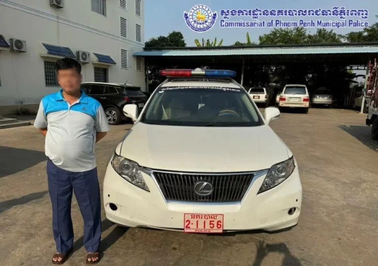 ជនសង្ស័យបង្កគ្រោះថ្នាក់ចរាចរណ៍ឈ្មោះ នាង សំអូន បើករថយន្តបុកពីក្រោយរថយន្ត២គ្រឿង និងម៉ូតូ៤គ្រឿង បណ្តាលឲ្យមនុស្សស្លាប់៤នាក់ និងរបួសធ្ងន់៤នាក់ នៅជិតស្ពានឬស្សីកែវ។ (រូបភាពហ្វេសប៊ុកស្នងការនគរបាលរាជធានីភ្នំពេញ)