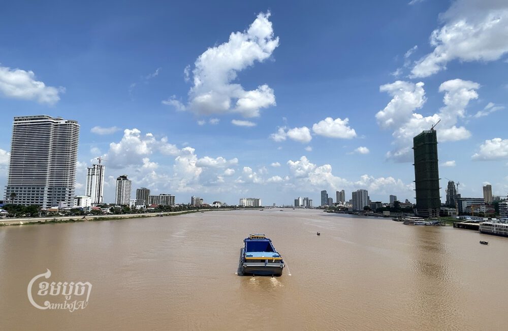 សាឡង់មួយគ្រឿងបើកឆ្លងកាត់ទន្លេសាបកាលពីថ្ងៃទី២២ ខែសីហា ឆ្នាំ២០២៤ ។ (ខេមបូចា / ព្រីង សំរាំង)