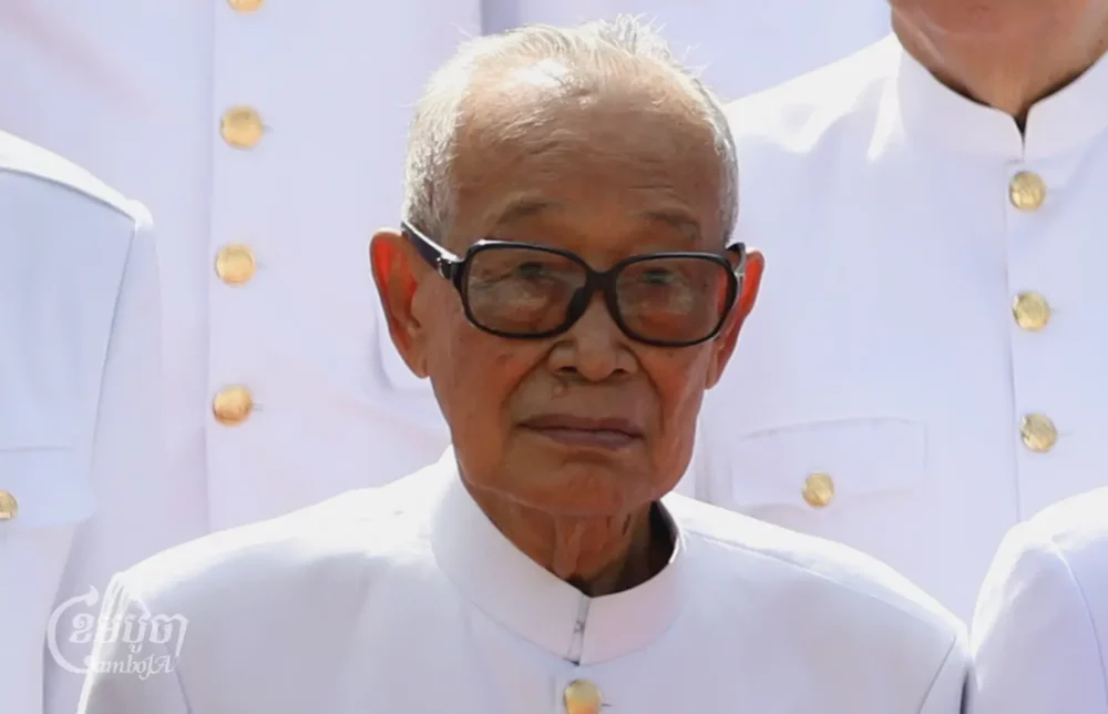 សម្ដេចចៅហ្វាវាំង គង់ សំអុល អតីតឧបនាយករដ្ឋមន្ត្រី និងរដ្ឋមន្ត្រីក្រសួងព្រះបរមរាជវាំង ថតរូបក្នុងកិច្ចប្រជុំលើកដំបូងក្នុងនីតិកាលទី៧នៃរដ្ឋសភា នៅរាជធានីភ្នំពេញ ថ្ងៃទី២១ ខែសីហា ឆ្នាំ២០២៣។ (ខេមបូចា/ ព្រីង សំរាំង)