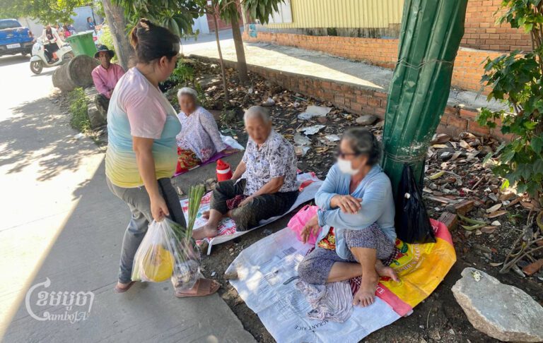 មនុស្សវ័យចាស់ៗកំពុងអង្គុយសុំទាននៅទីតាំងមួយក្នុងរាជធានីភ្នំពេញ កាលពីថ្ងៃទី៣១ ខែសីហា ឆ្នាំ២០២៤។ (ខេមបូចា/ វិសាល វិស្ណុ)