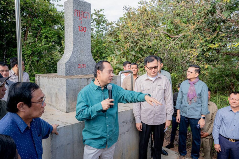លោក នេត្រ ភត្រា រដ្ឋមន្ត្រីក្រសួងព័ត៌មាន ដឹកនាំមន្ត្រី ប្រជាពលរដ្ឋ និងអ្នកសារព័ត៍មានធ្វើទស្សនកិច្ចតាមបង្គោលព្រំដែនភាគឦសានប្រទេស។ រូបថតនៅថ្ងៃទី២០ ខែកញ្ញា ឆ្នាំ២០២៤។ (រូបភាព៖ AKP)