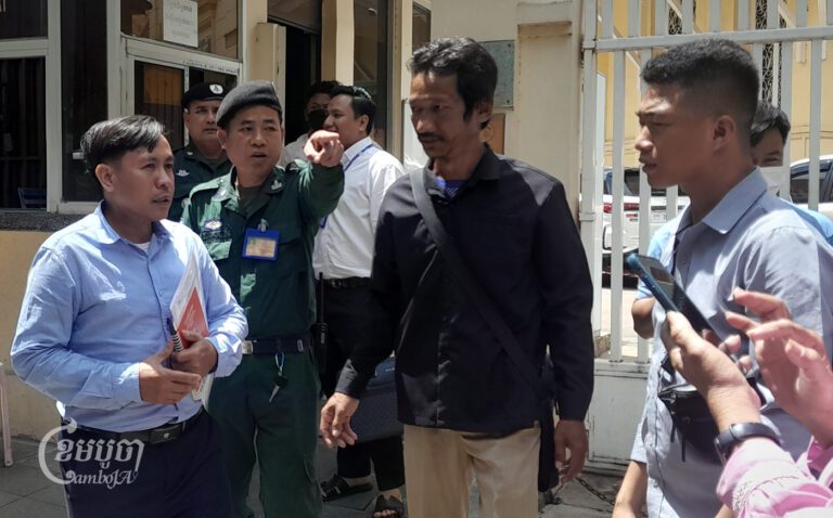 ប៉ូលិសដែលយាមនៅមុខតុលាការកំពូល ចង្អុលប្រាប់ លោក វន់ ពៅ ឱ្យធ្វើដំណើរទៅកាន់ម្ខាងទៀតនៃផ្លូវសម្រាប់ផ្ដល់បទសម្ភាសន៍ដល់អ្នកសារព័ត៌មាន នៅថ្ងៃទី២ ខែកញ្ញា ឆ្នាំ២០២៤។ (ខេមបូចា/ វ៉ា សុភានុត)