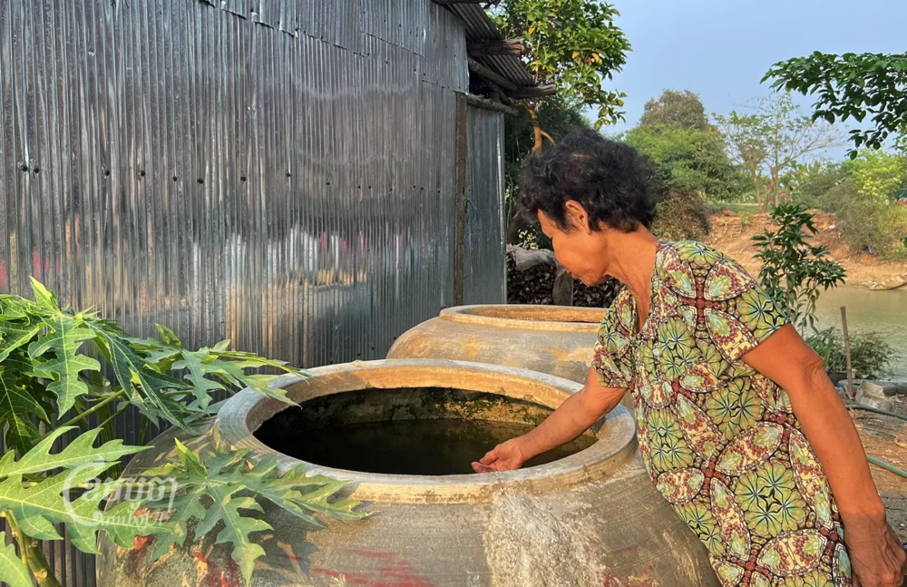 ពល​រដ្ឋនៅ​ភូមិ​បាក់រទេះ ក្នុង​ខេត្ត​បាត់​ដំបង​កំពុង​ប្រើ​ប្រាស់ទឹក​​ដែល​ដង​ពី​ស្ទឹង​សង្កែ​ កាលពី​ថ្ងៃទី​១២ ខែមីនា ឆ្នាំ២០២៣។ (ខេមបូចា/ សុវណ្ណ ស្រីពេជ្រ)