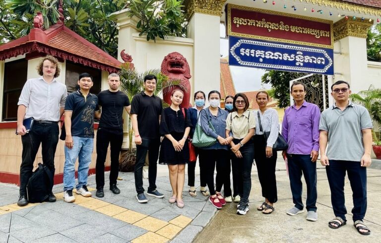 មាតាបិតាដែលជាដើមបណ្តឹងរដ្ឋប្បវេណីជួបជុំគ្នានៅក្រៅរបងតុលាការកំពូល នៅថ្ងៃទី៤ ខែកញ្ញា ឆ្នាំ២០២៤ បន្ទាប់ពីប្រកាសសាលដីកាជុំវិញសំណុំរឿងនៃម្ស៉ៅទឹកដោះគោនូទ្រីលេត (Nutrilatt) របស់ក្រុមហ៊ុន S&TK Trading Co.,LTD ដែលធ្វើឱ្យកូនៗរបស់ពួកគេមានបញ្ហាខ្វះជាតិដែក និងខ្វះគ្រាប់ឈាមក្រហមធ្ងន់ធ្ងរ។ (រូបភាពផ្តល់ឱ្យ)