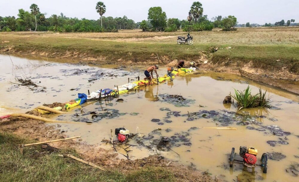 កសិករកំពុងបូមទឹកពីប្រឡាយចូលស្រែ ស្ថិតនៅឃុំស្វាយអង្គ ស្រុកស្វាយជ្រុំ ខេត្តស្វាយរៀង កាលពីថ្ងៃទី១៥ ខែសីហា ឆ្នាំ២០២៤។ (រូបភាព៖ ពក ពន្លឺ)
