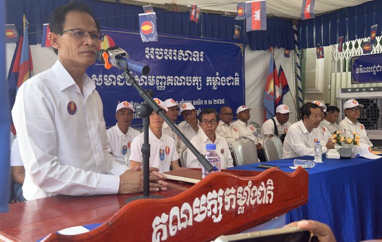 លោក ជា មុនី កំពុងឡើងបង្ហាញចំណាប់អារម្មណ៍នៅមុខសមាជិក សមាជិកា និងអ្នកគាំទ្រ ក្រោយពីអង្គសមាជផ្តល់សេចក្តីទុកចិត្តឱ្យឡើងជាប្រធានគណបក្សកម្លាំងជាតិ នៅថ្ងៃទី១៥ ខែកញ្ញា ឆ្នាំ២០២៤។ (ខេមបូចា/ ប៉ា តុងចិន)