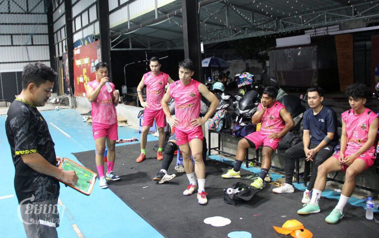 លោកគ្រូ នៃ ប៊ុនសុភ័ត្រា បានបង្ហាញពីក្បួនយុទ្ធសាស្ត្រលេងបាល់ទាត់ក្នុងសាលដល់កីឡាកររបស់ Lucky Futsal Club នៅ Rithy Jesda Arena កាលពីថ្ងៃទី១២ ខែសីហា ឆ្នាំ២០២៤។ (ខេមបូចា/ ស៊ា បញ្ញា)