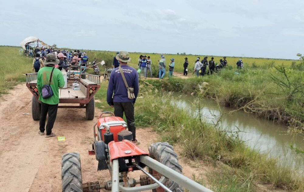 ប្រជាពលរដ្ឋស្នើសុំអាជ្ញាធរកុំឱ្យដោះដូរដីស្រែរបស់ពួកគាត់ទៅតំបន់ផ្សេងក្រោយចាប់ឆ្នោត។ ថតអំឡុងខែសីហា ឆ្នាំ២០២៤ ស្ថិតឃុំភ្នំលាប និងឃុំប្រាសាទស្រុកព្រះនេត្រព្រះ ខេត្តបន្ទាយមានជ័យ។ (រូបភាពផ្តល់ឱ្យ)