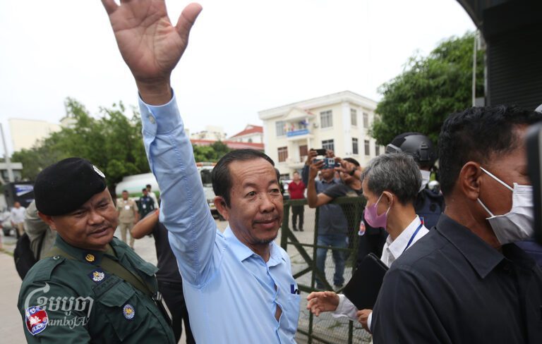 លោក រ៉ុង ឈុន ទីប្រឹក្សា​ជាន់ខ្ពស់នៃគណបក្ស​កម្លាំងជាតិ ទៅ​ដល់​សាលា​ដំបូង​រាជធានី​ភ្នំពេញ នៅ​ព្រឹកថ្ងៃ​ទី​២០ ខែ​កញ្ញា ឆ្នាំ​២០២៤ ដើម្បីបំភ្លឺជូនតុលាការទាក់ទងនឹងបទការមិនរាងចាលក្នុងបទមជ្ឈិមបន្ទាប់ពីការផ្ដន្ទាទោសបទមជ្ឈិម និងញុះញង់បង្កឱ្យមានភាពវឹកវរធ្ងន់ធ្ងរដល់សន្តិសុខសង្គមដែលប្រព្រឹត្តក្នុងឆ្នាំ២០២៤នេះ។ (ខេមបូចា/​ ព្រីង សំរាំង)